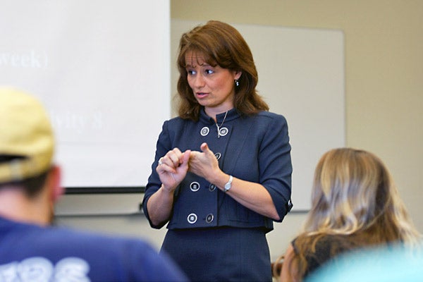 Woman teaching a class at 첥