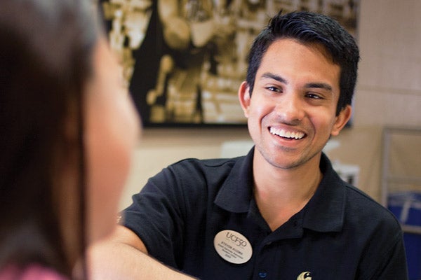 Smiling employee at 첥