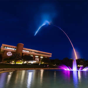 SpaceX Inspiration4 rocket launch over the 첥 fountain and library